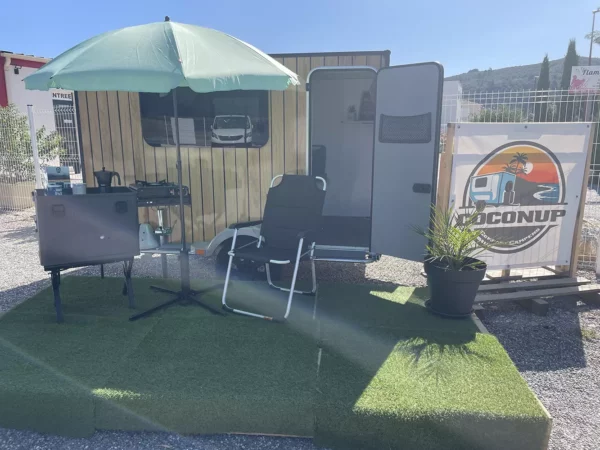coconup petite mini caravane cellule amovible concept solution camping voyage aventure tente de toit accessoire box de cuisine