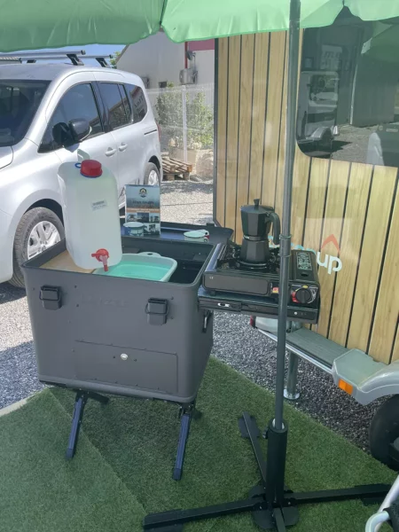 coconup petite mini caravane cellule amovible concept solution camping voyage aventure tente de toit accessoire box de cuisine